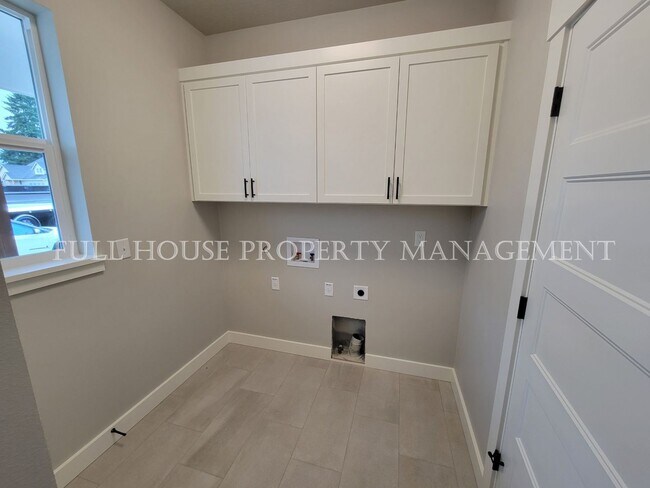 Building Photo - 3 br, 2.5 bath House - 1096 South 33rd St.