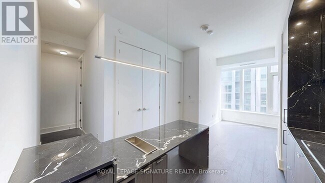 Photo du bâtiment - 11-4411 Yorkville Ave