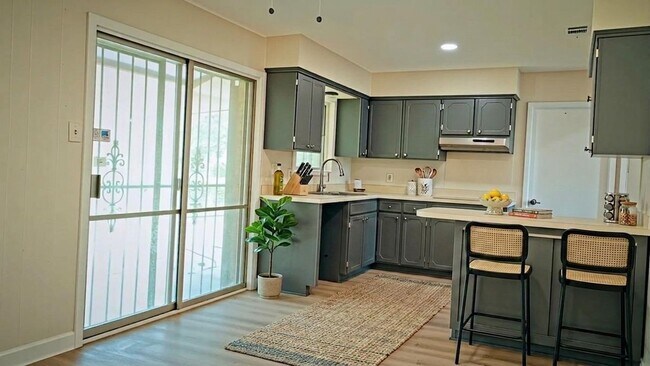 Foto del edificio - 4810 Wycliff Dr