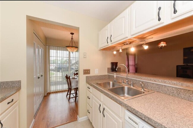 Kitchen - 3672 Towne Point Rd