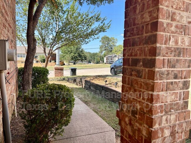 Foto del edificio - 4008 Cottage Park Ct