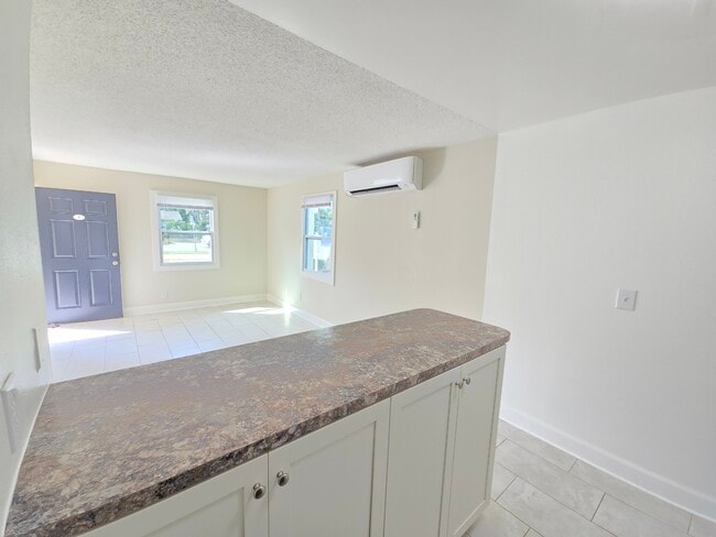 Apartamento de 1 dormitorio y 1 baño con vista a la sala de estar, primer piso - Marina Vista