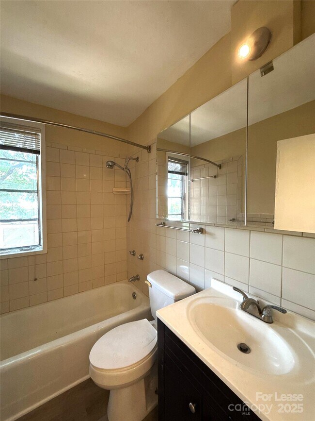 Foto del edificio - 2126 E 7th St