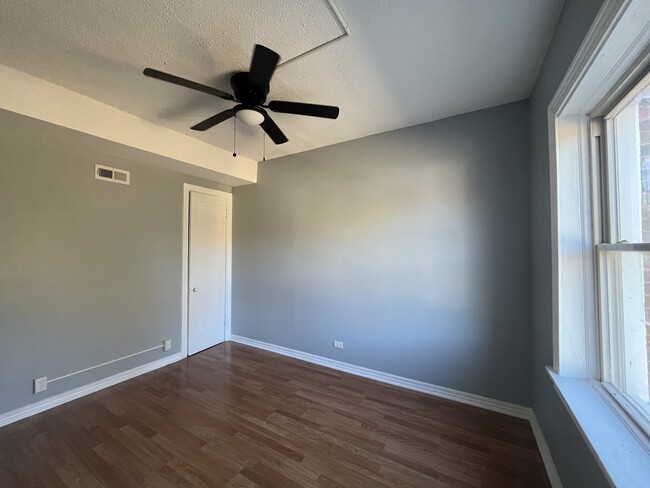 Foto del edificio - 7800 S Burnham Ave