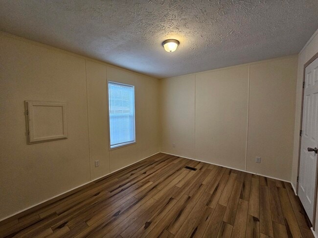 Building Photo - 637 Scarlet Dr