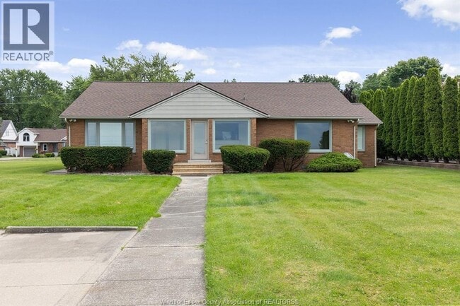 Building Photo - 13994 Riverside Dr E