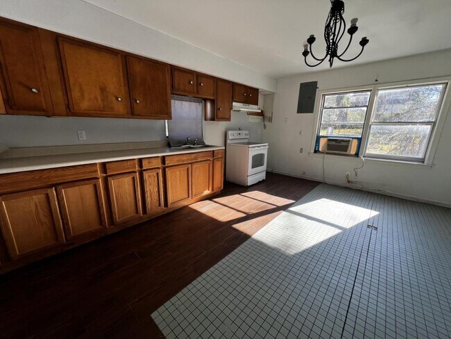 Building Photo - 612 E Gandy St