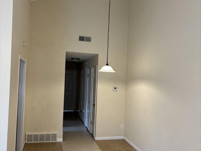 Building Photo - 643 McWhirter Ave