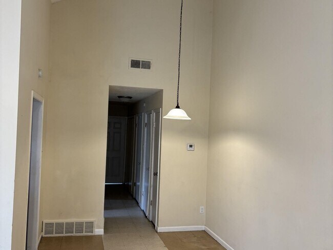 Foto del edificio - 643 McWhirter Ave