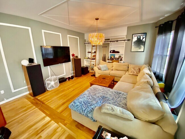Foto del edificio - Amazing 5BD/3BA House in Uptown! New kitch...