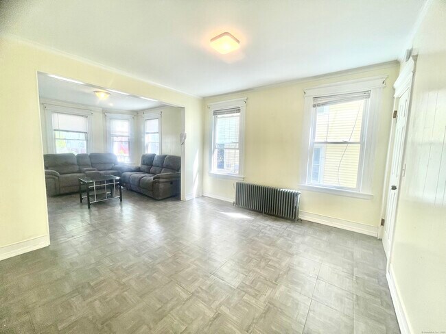 Foto del edificio - 68 Englewood Ave
