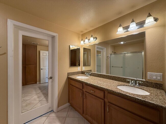 Foto del edificio - Spacious 3BD/2.5BA Townhome in Sabre Springs with Balcony, Community Pool & 2-Car Garage