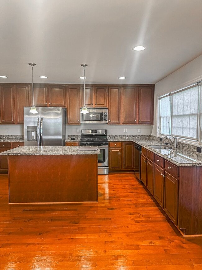 Building Photo - Gorgeous 3 Bed 2/2 Bath End Unit Townhome ...