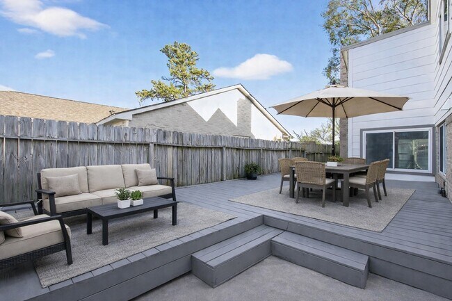 Building Photo - 22018 Elsinore Dr