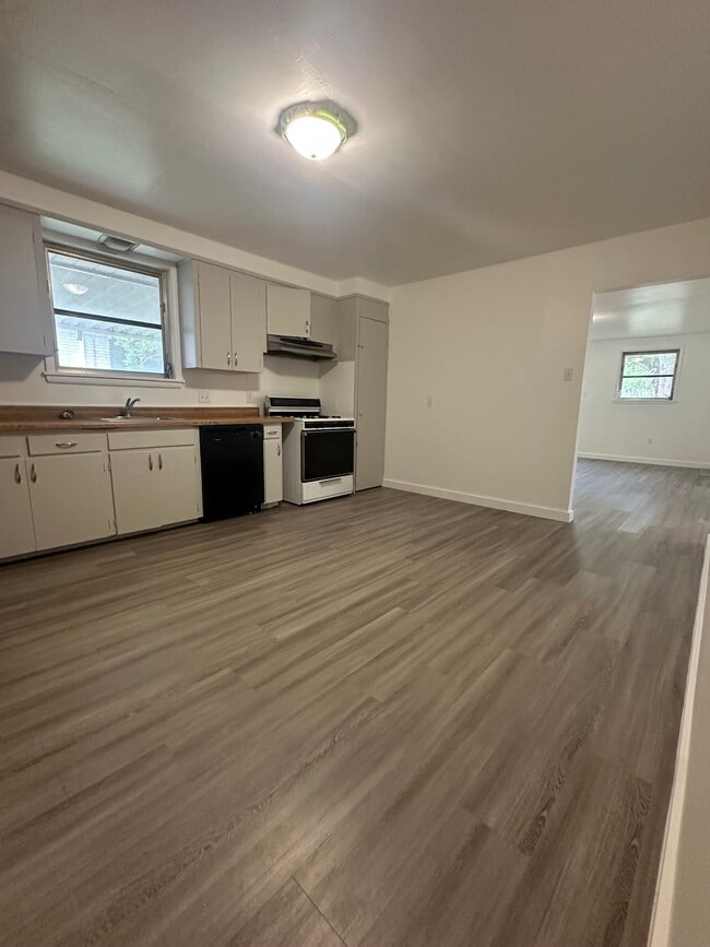 Building Photo - 945 & 949 Helios Ave
