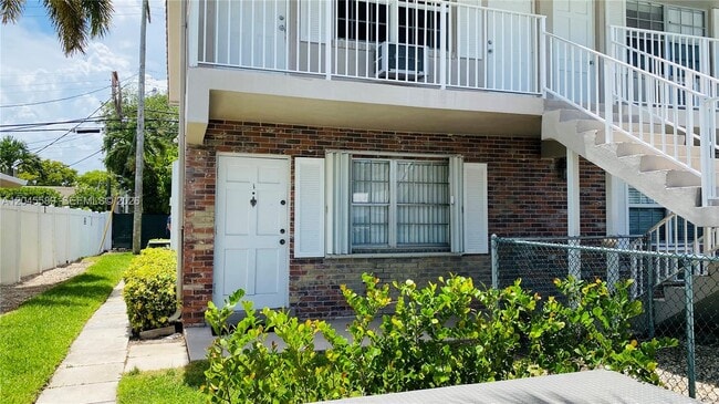 Building Photo - 2665 Middle River Dr