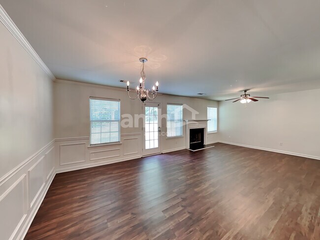 Foto del edificio - 367 Hidden Creek Ln