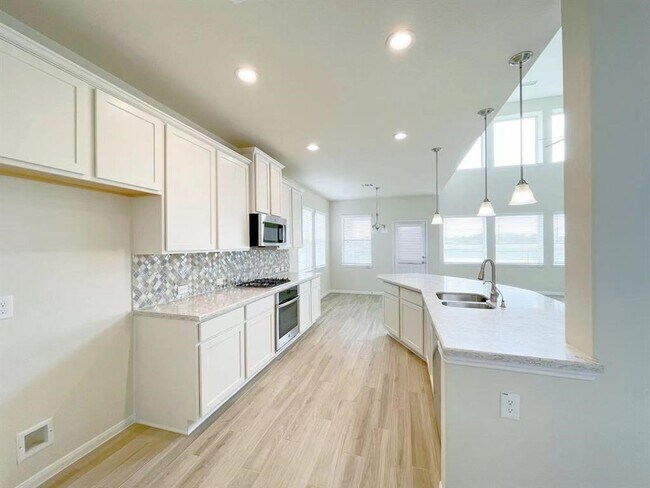 Foto del edificio - 4403 Silvergrass Ln