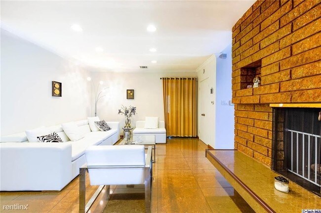 Building Photo - 3 br, 3 bath Townhome - 1219 Viola Ave