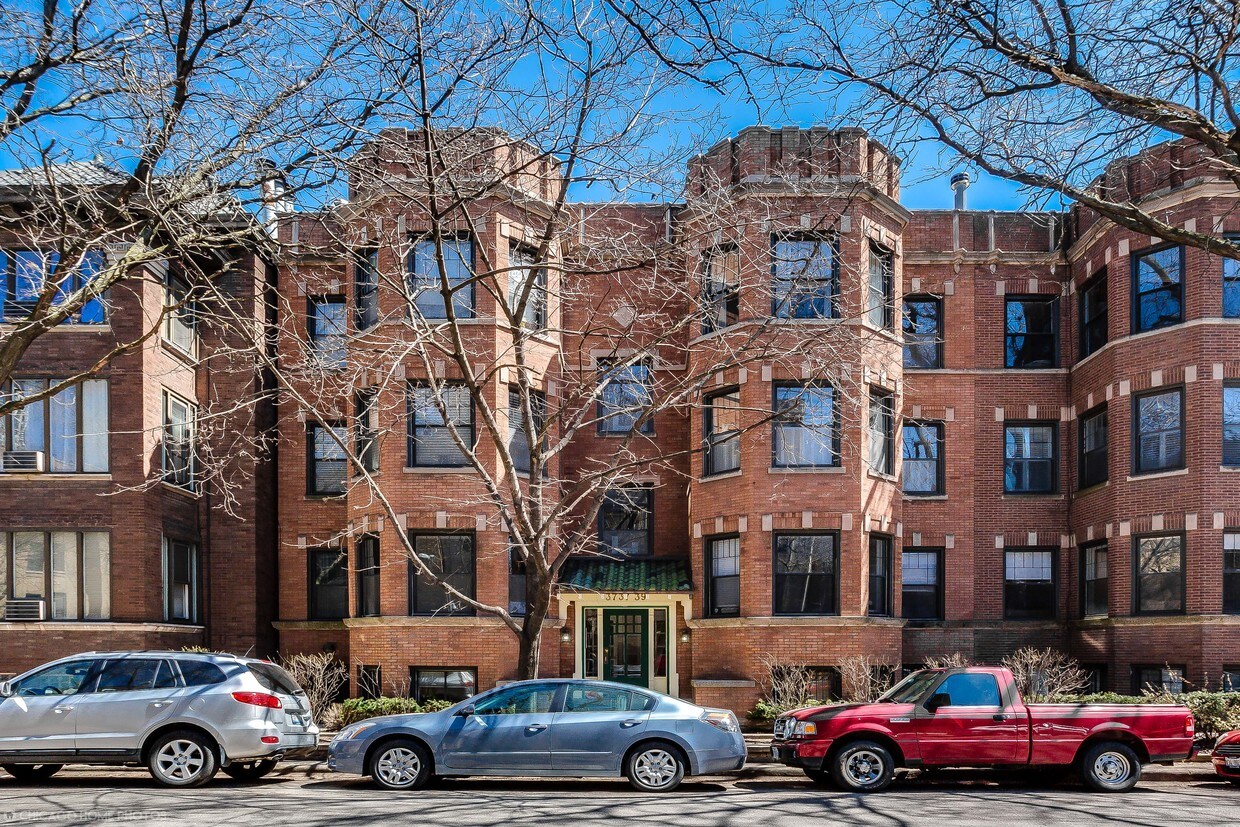 Primary Photo - 3737 N Pine Grove Ave