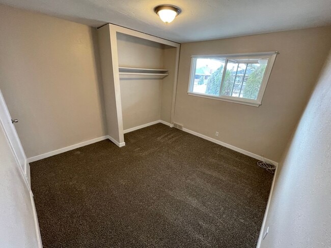 Building Photo - Newly remodeled Two Bedroom//$1250 month;