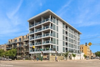 Building Photo - 2800 W North Ave
