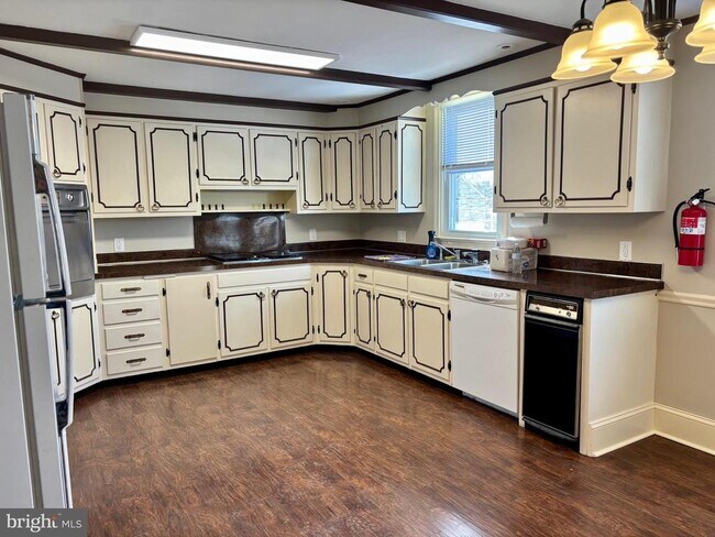 Building Photo - 659 N Main St