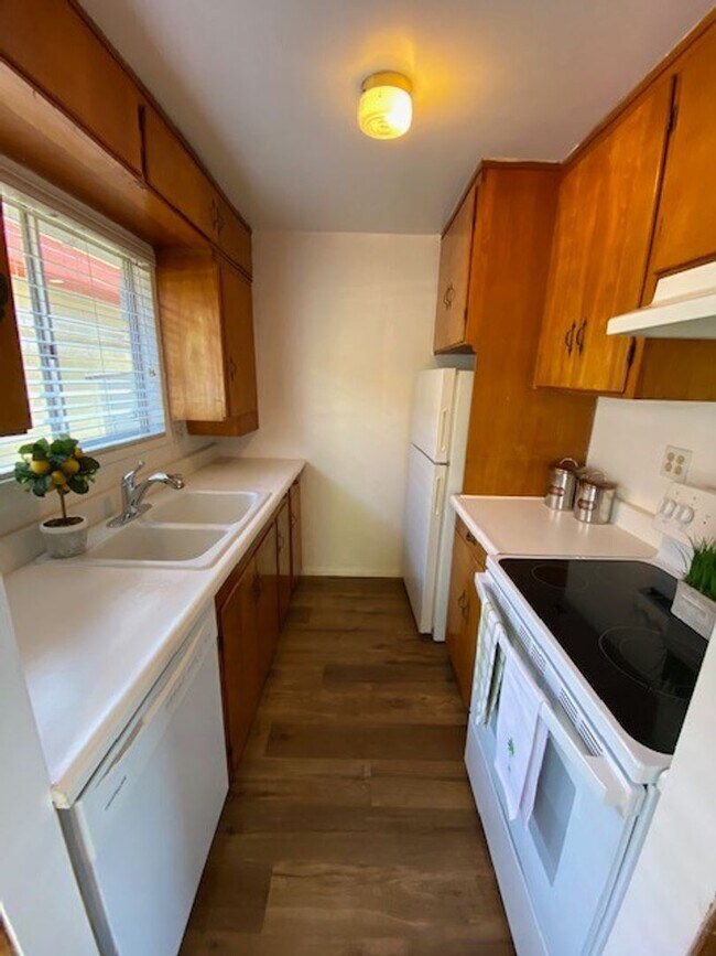 Building Photo - 4337-4337 Proctor Pl