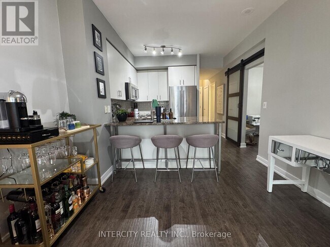 Photo du bâtiment - 438-438 King St W