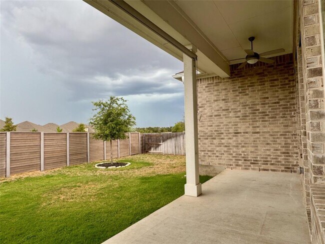 Foto del edificio - 509 Three Feathers Ct