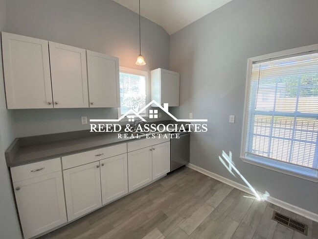 Building Photo - Completely Renovated Near Copper Young!