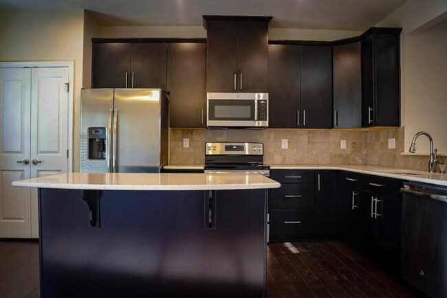 Foto del edificio - Beautiful 4BR Home w/ Garage Parking in Charlotte!