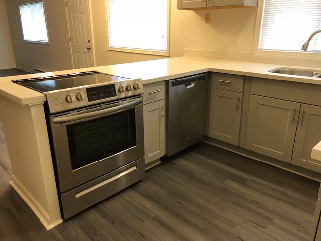 Building Photo - 1114 33rd St SE