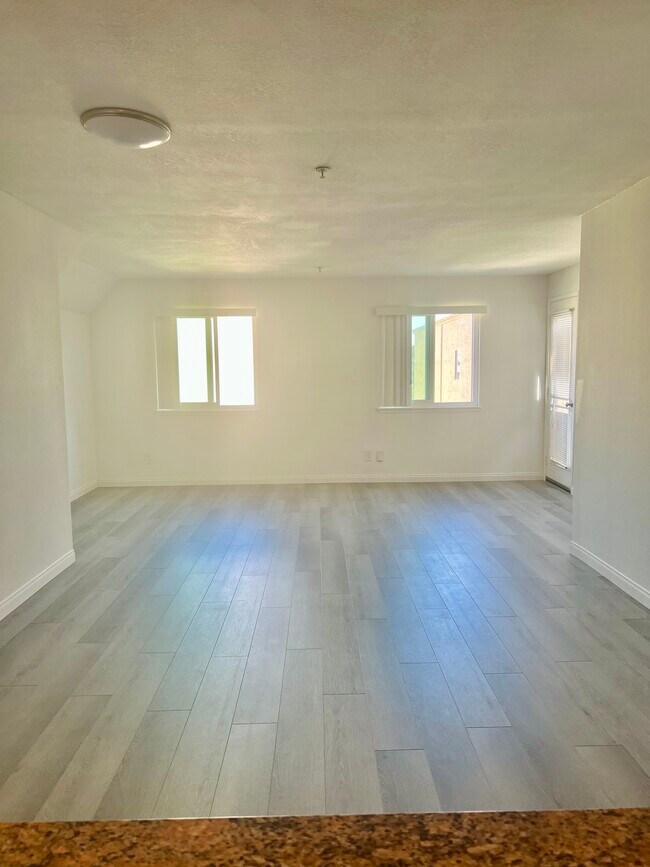 Foto del edificio - 3550 Lebon Dr