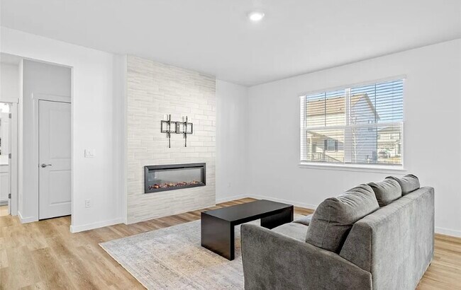 Building Photo - Shared bathroom room 4