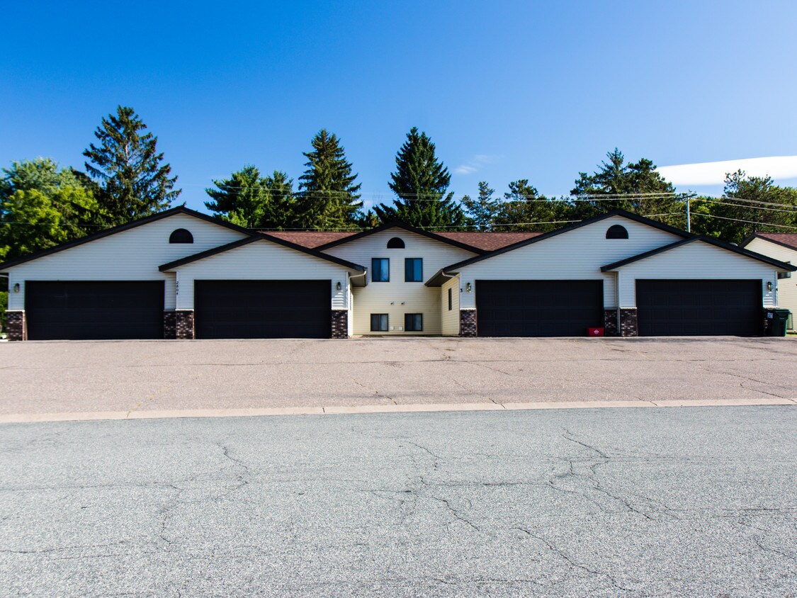 2804 Edgewood Dr, Menomonie, WI 54751 Townhome Rentals in Menomonie WI
