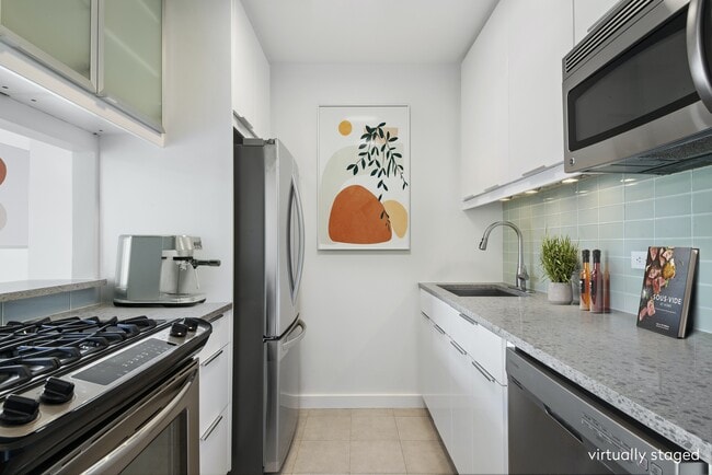 Building Photo - Sun-filled Duplex with Private Balcony