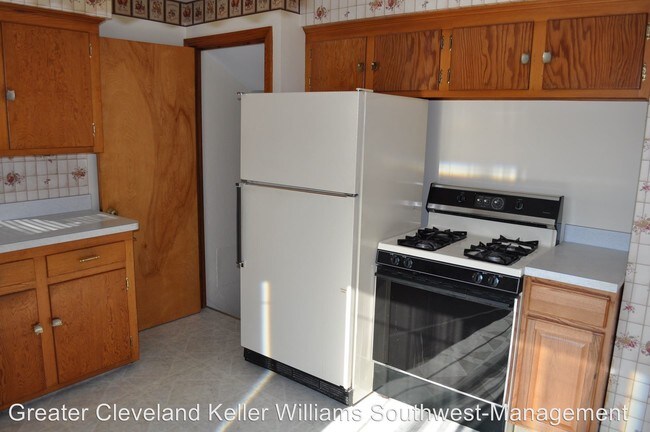 5651 W 54th St Parma Oh 44129 House For In Building Photo 5651 W 54th St