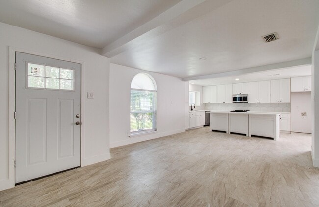 Building Photo - 494 Brandon Rd