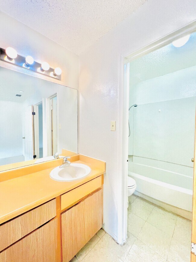 Building Photo - Affordable One Bedroom Near Woodlawn Lake