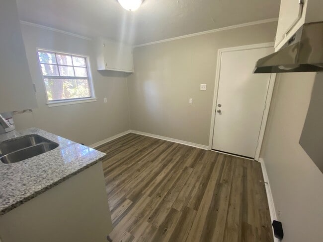 Building Photo - Renovated 1 Bedroom 1 Bath DUPLEX!