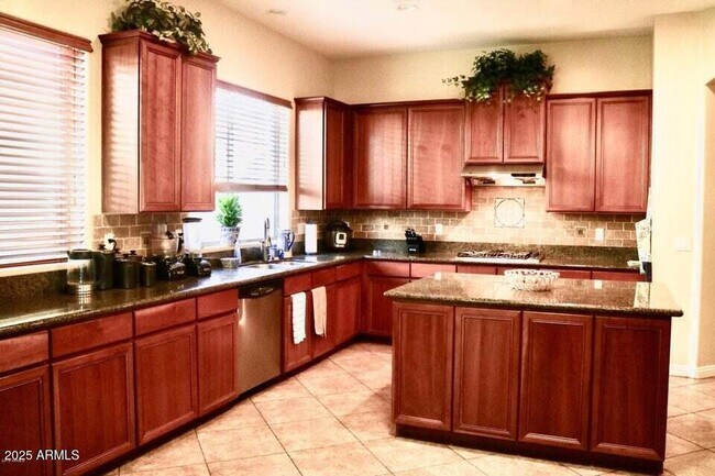 Building Photo - 962 W Bluebird Dr