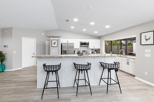 Building Photo - 1481 SW Gastador Ave