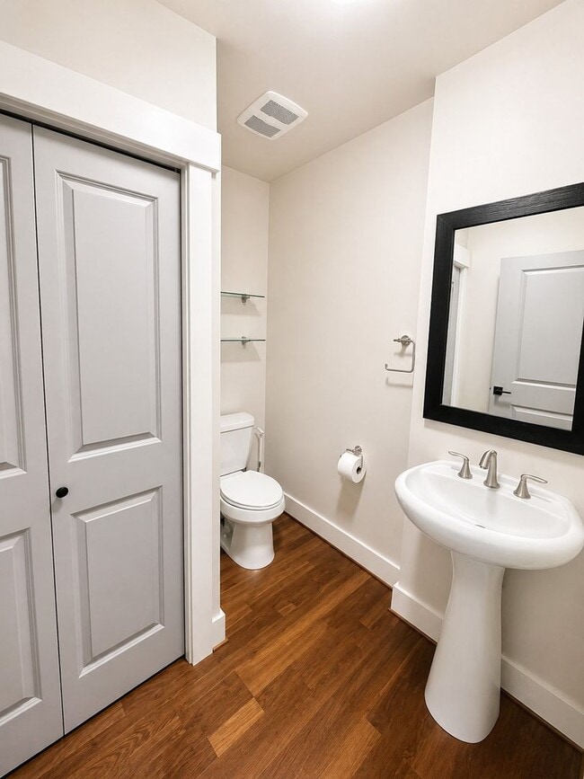 Building Photo - 1bd/1.5ba Seattle Condo
