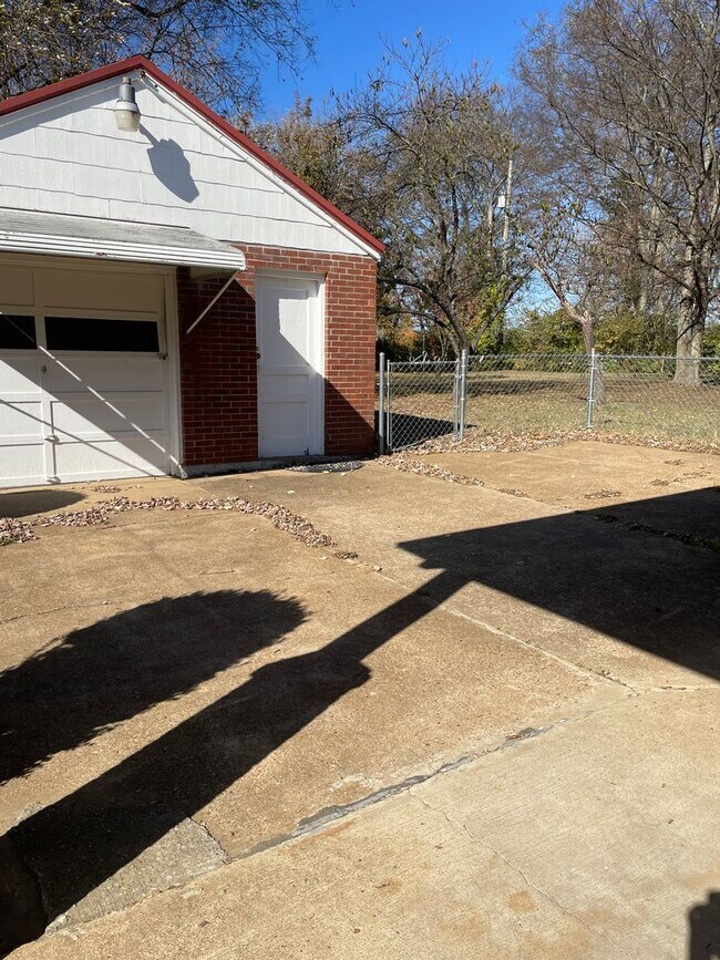 Building Photo - Adorable Donelson Home!