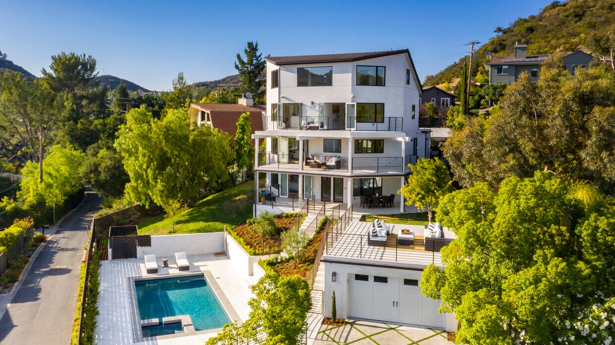 Primary Photo - 290 Lake Sherwood Dr