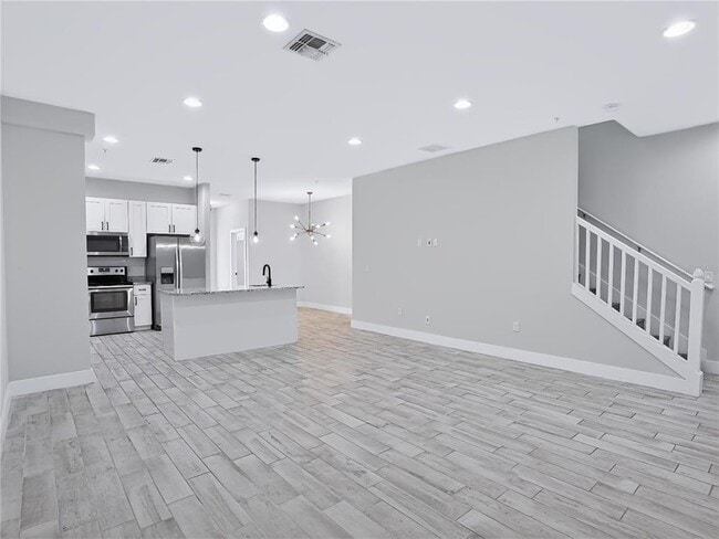 Building Photo - 2233 E Kaley Ave