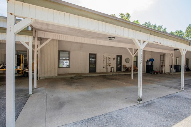 Building Photo - 2217 N Crossover Rd