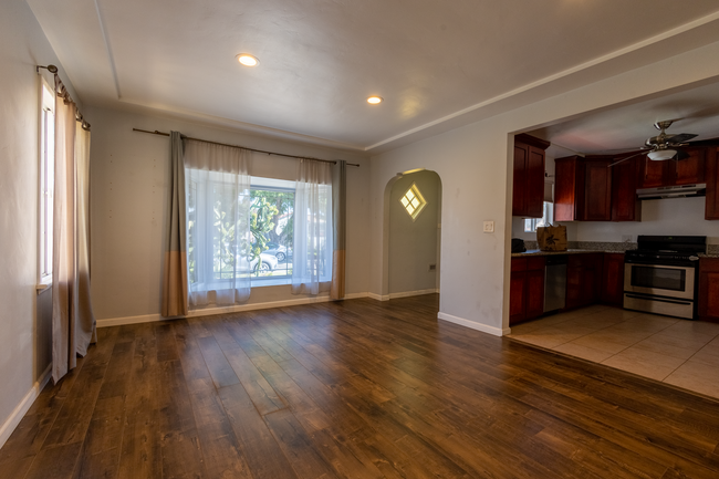 Sala de estar con ventanal - 6401 Arlington Ave