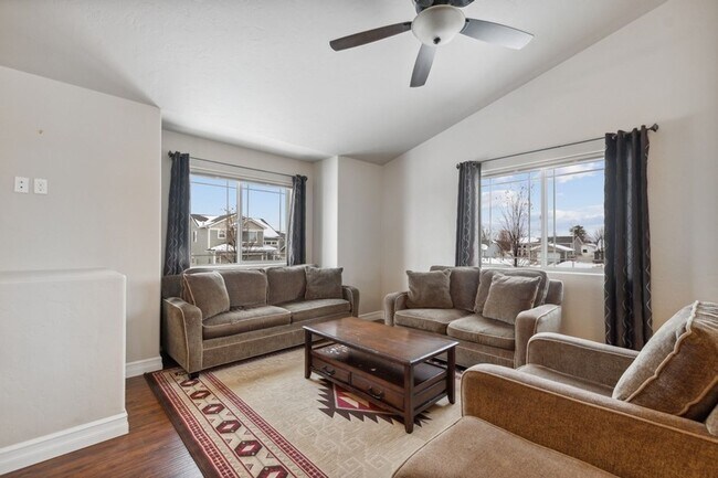 Foto del edificio - 4 bedroom, 3 bath, corner lot home
